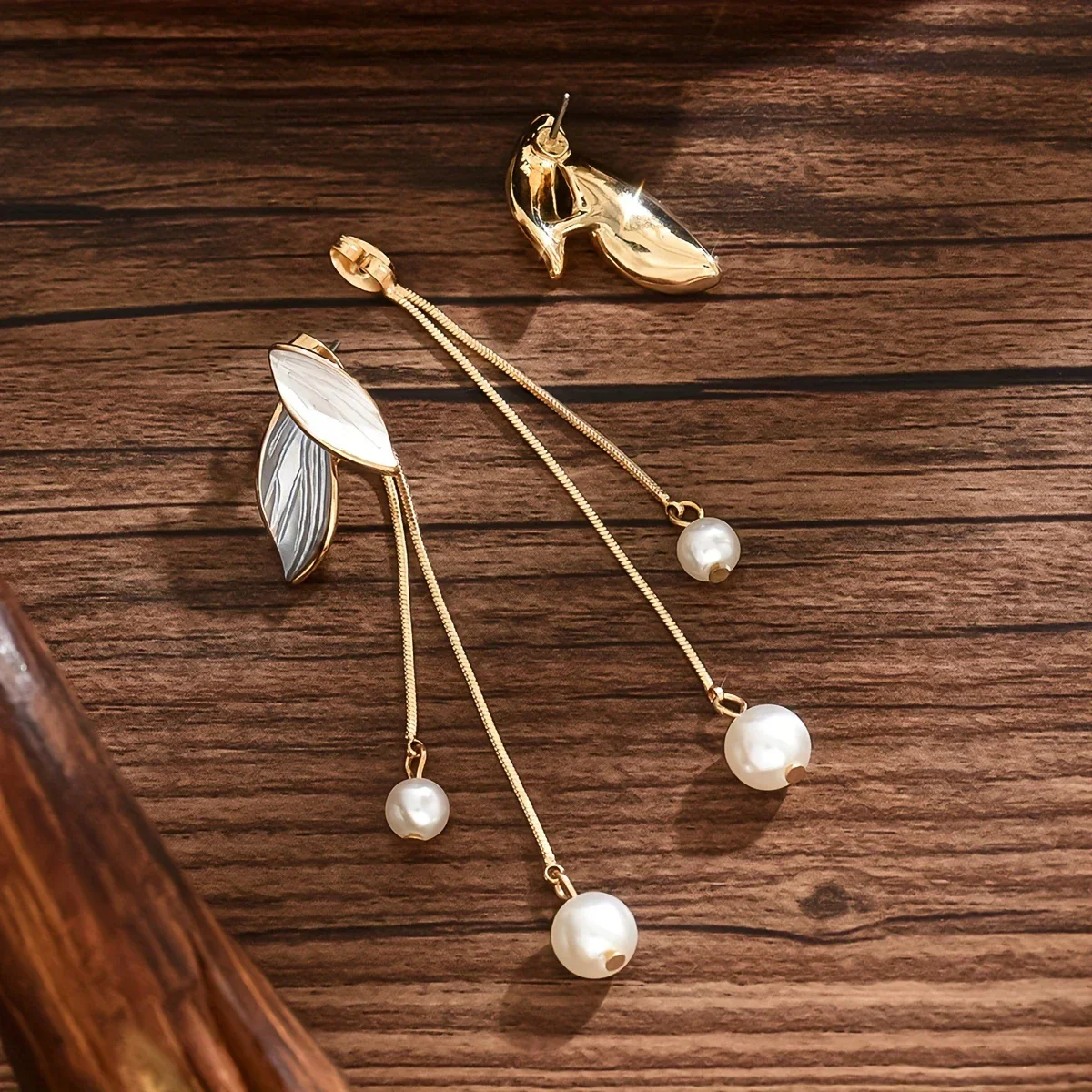 Elegant Leaf-Shaped Earrings with Pearls - Image 3