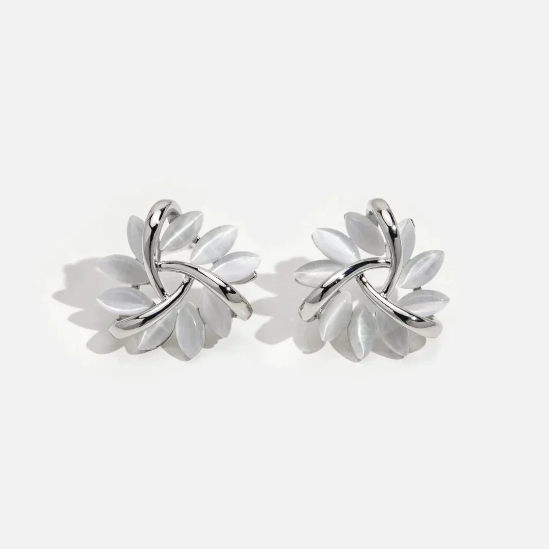 Elegant Nut Earrings in Gold and Silver - Image 3