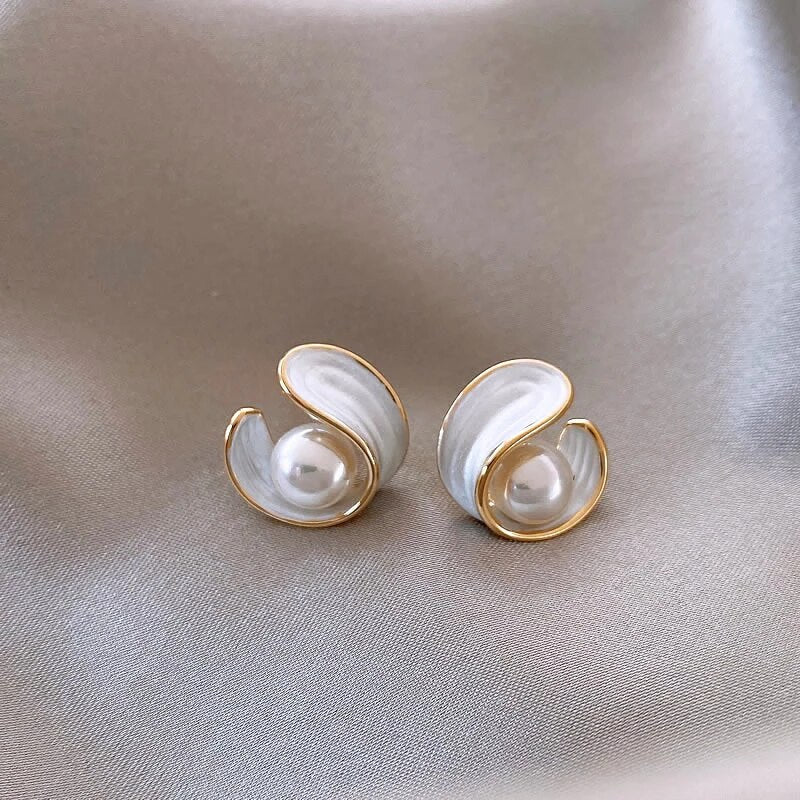 Elegant White Opal Earrings with Pearl in Gold - Image 2