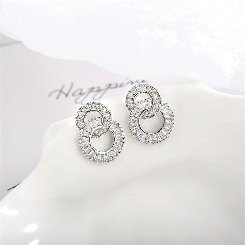 Elise Interlocking Circle Earrings - Image 2