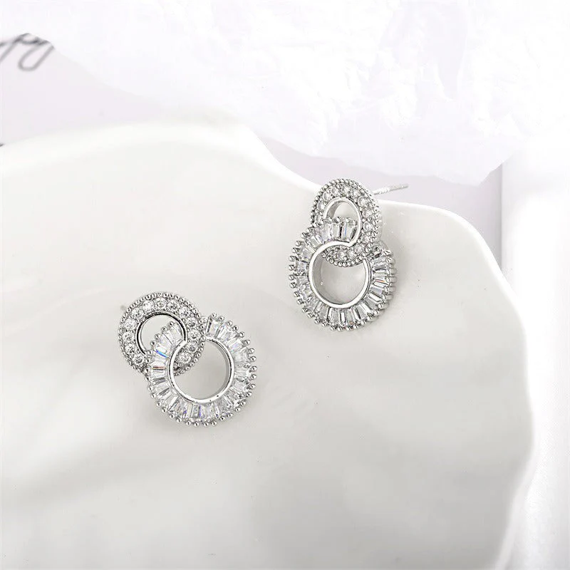 Elise Interlocking Circle Earrings - Image 3