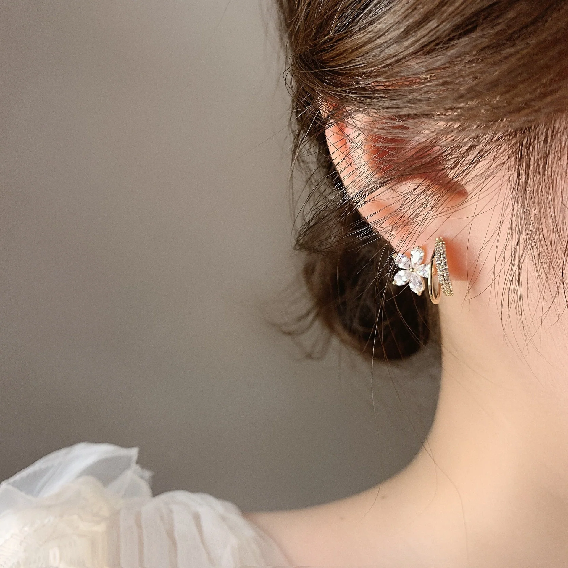 Floral Earrings with Zirconia in Gold - Image 4