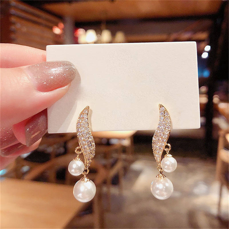 Pearl Earrings in Gold - Image 3