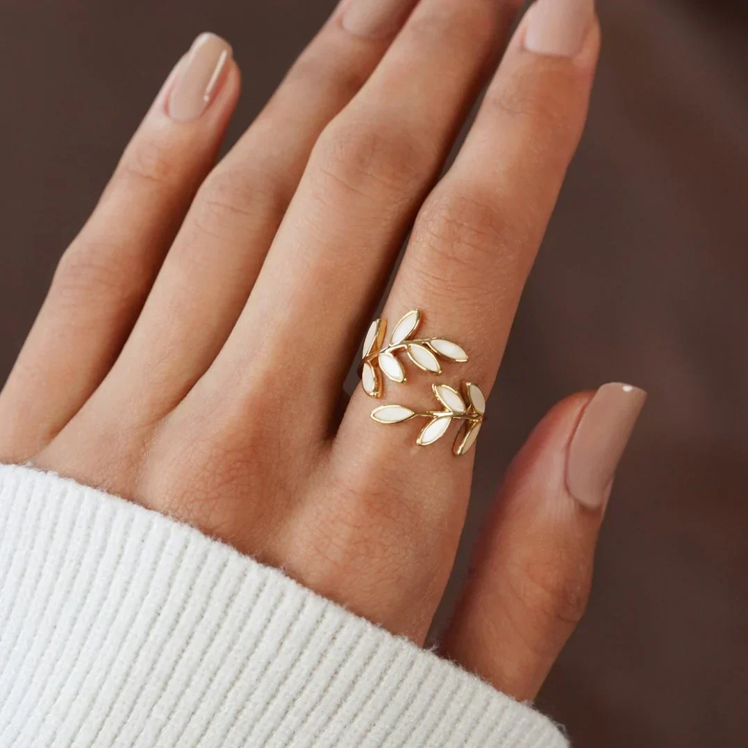 Rocío - Adjustable Leaf Ring with White Opal - Image 4