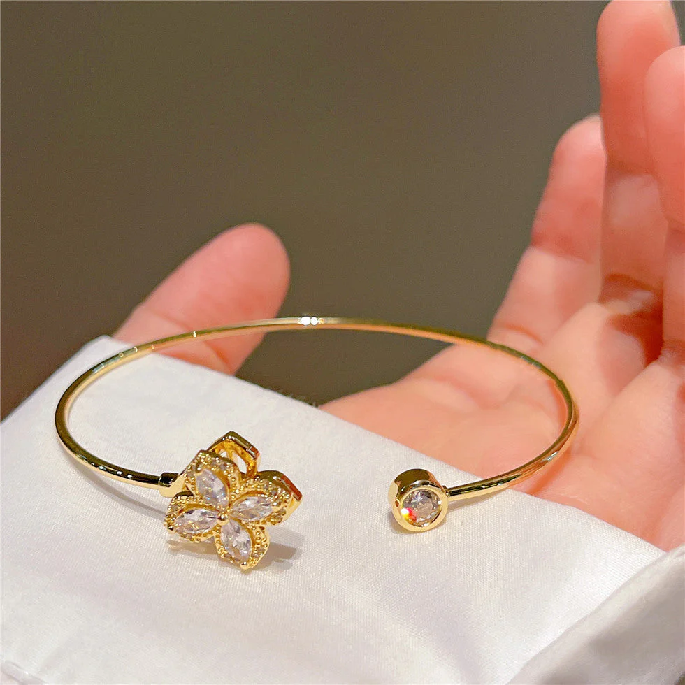 Rotating Shiny Petal Bracelet - Image 2