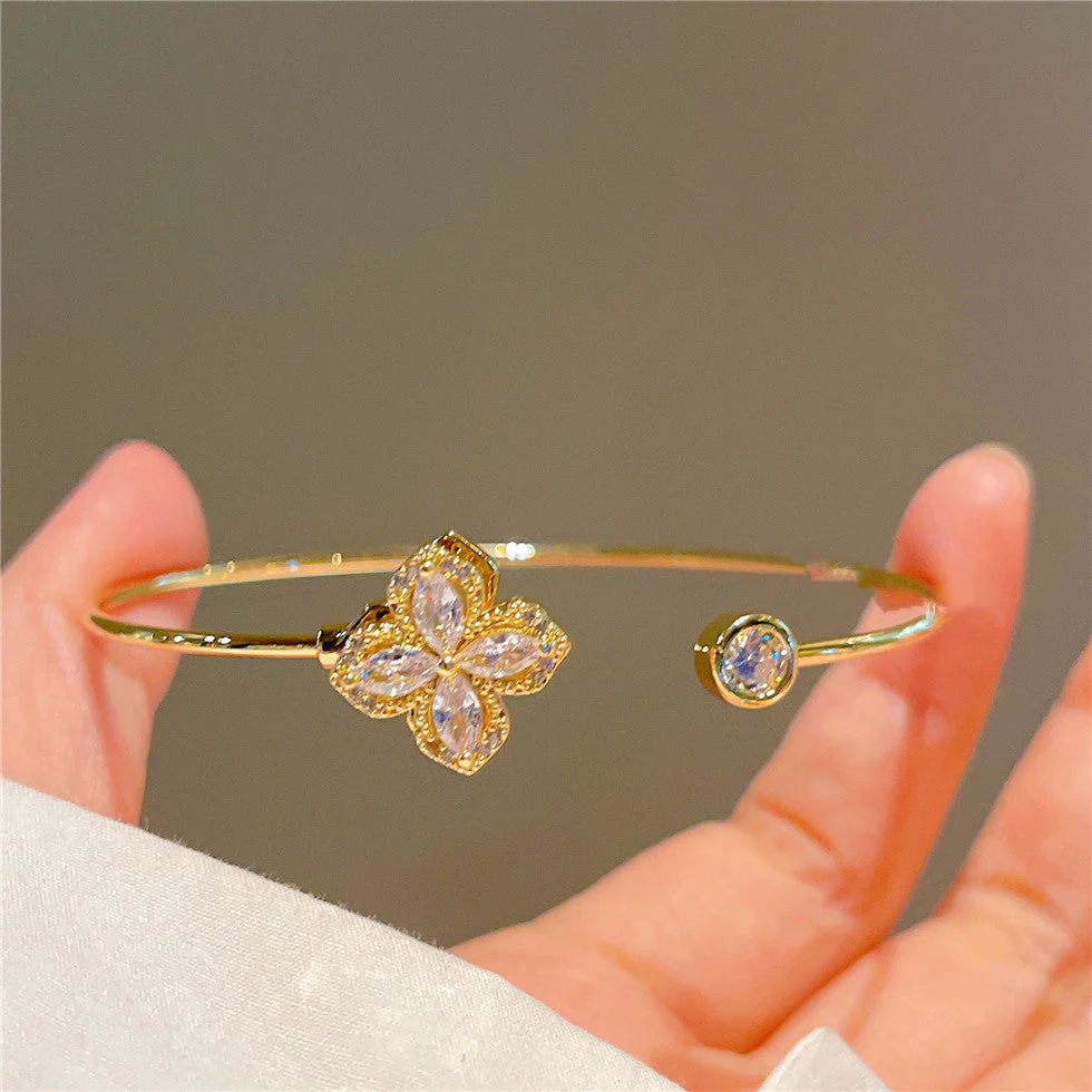 Rotating Shiny Petal Bracelet - Image 3