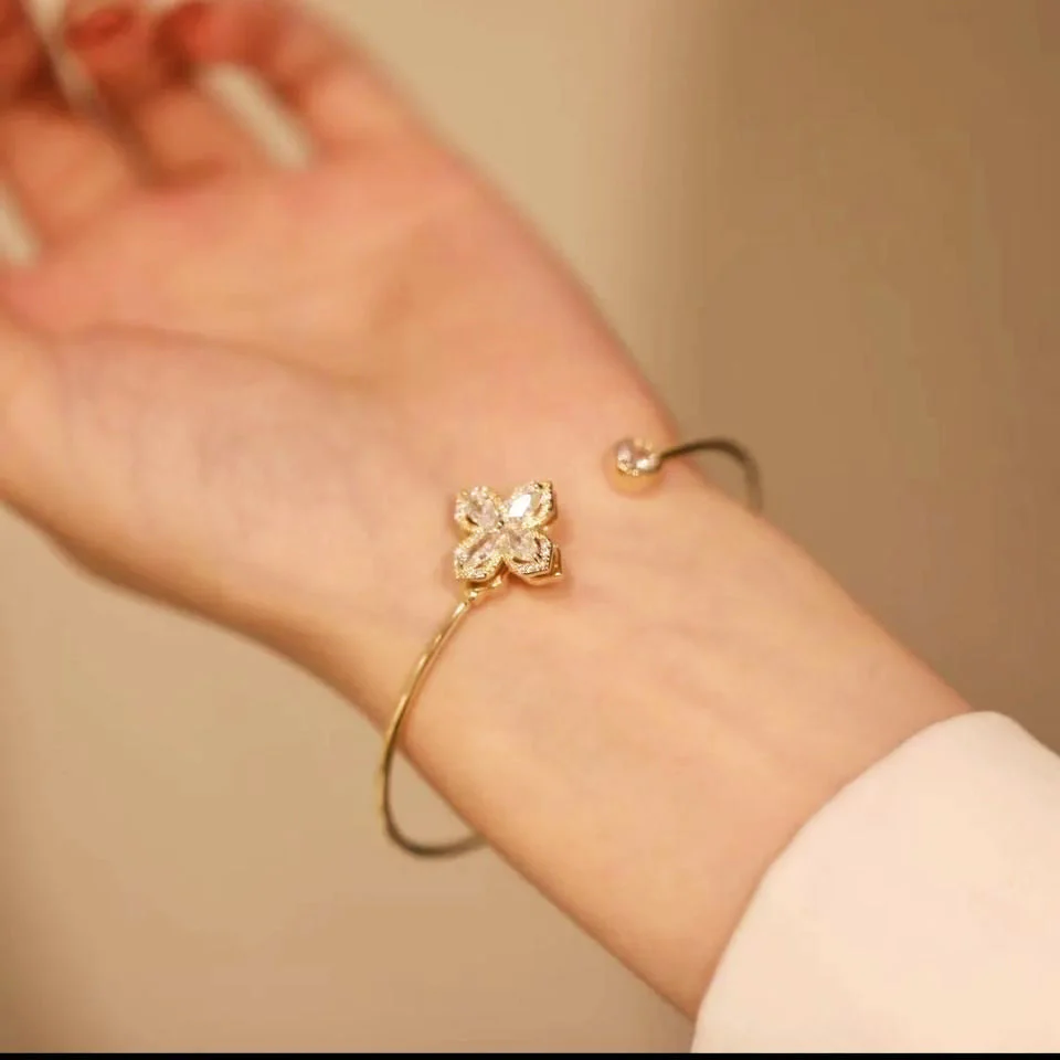 Rotating Shiny Petal Bracelet - Image 4