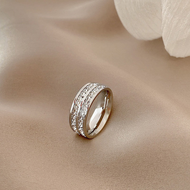 Vintage Gold Ring with Zirconia - Image 2